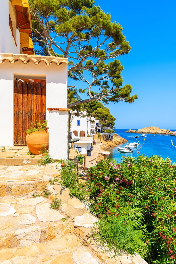 Mortgage broker Spain guide — whitewashed coastal house on the Costa Brava representing property buyers comparing Spanish mortgage lenders